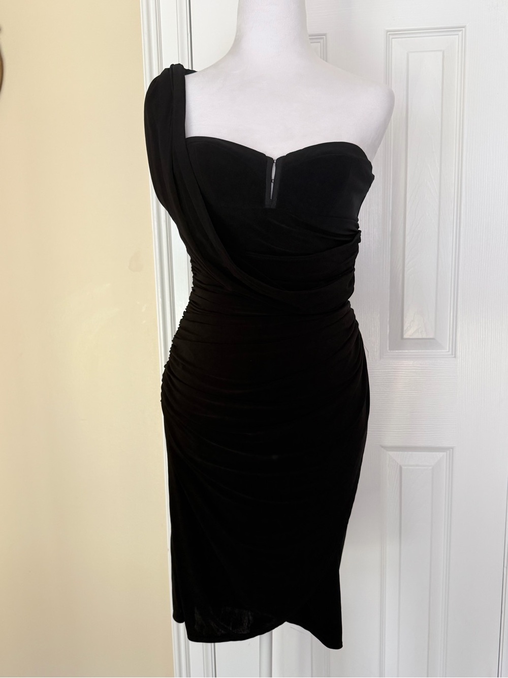 Marciano One-Shoulder Black Ruched Drape Dress Back Zip Sexy Fitted Small NWT - Picture 6 of 12
